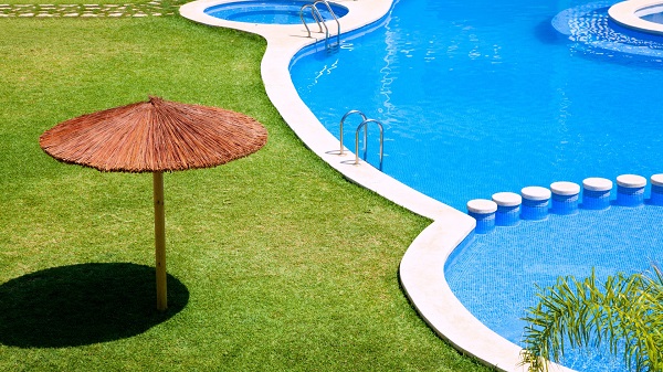 installation-piscine-dans-jardin-type